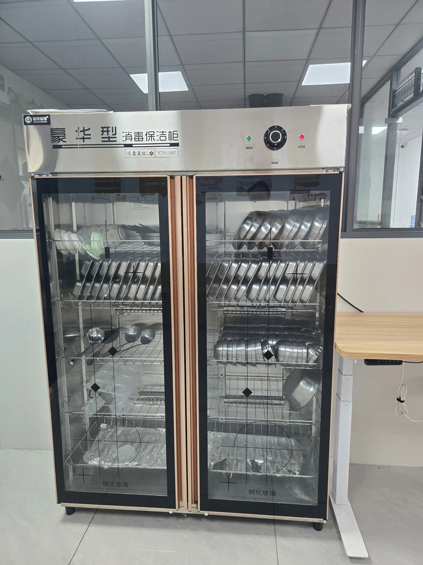 仲夏享悦餐具分架摆放的消毒柜实景